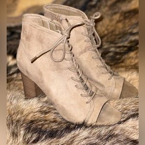 Hot tomato ankle boots size 7 beige faux suede